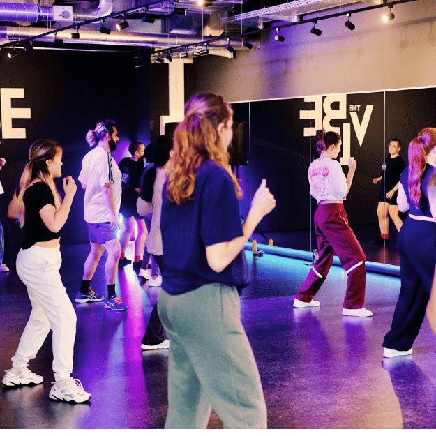 Picture of Natalia Izbicka, dance coach, leading a Fusion Dance class in The Vibe Dance Studio.