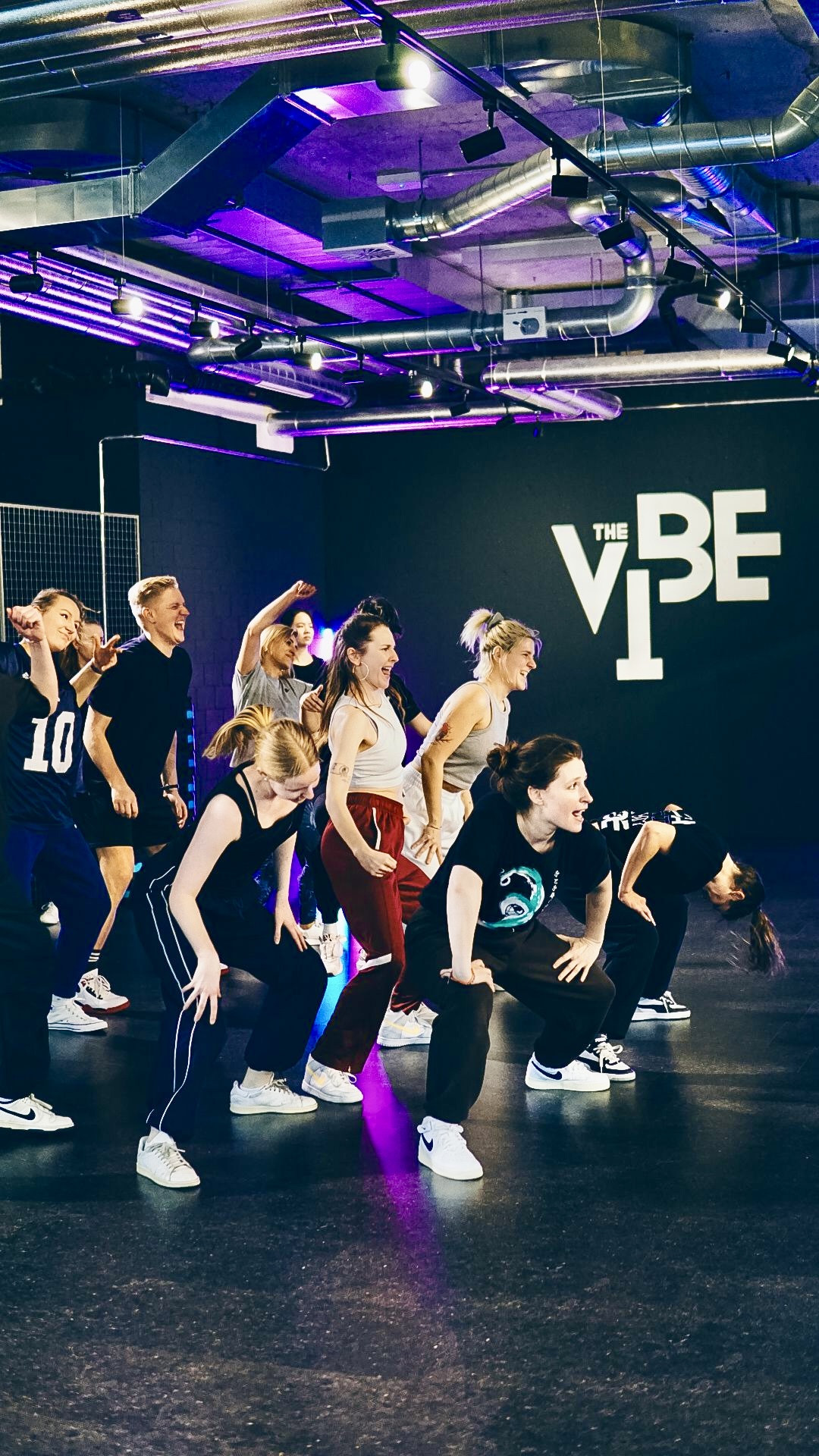 Picture of Natalia Izbicka, dance coach, leading a Dance class in The Vibe Dance Studio in Zürich.